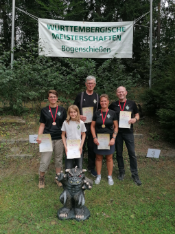 Erfolgreiche Schützen mit Urkunden des BSV Ulm hinter einem Fantasietier