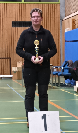 Diana Wiesner bei der Siegerehrung zum 1. Platz in der Blankbogenklasse