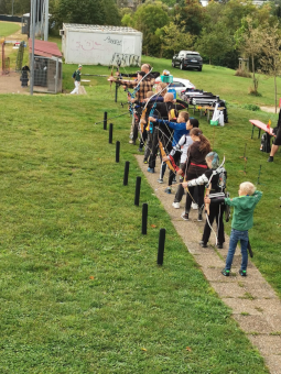 Sicht auf die Schützenlinie bei den Vereinsmeisterschaften halle 2024 der Kinder und Jugendlichen