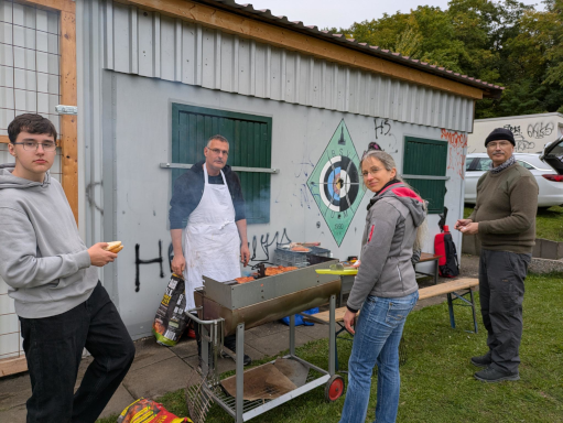 Der Grillmeister mit ein paar hungrigen Bogenschützen