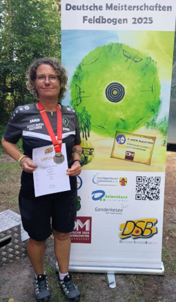 Diana vor dem Plakat der DM Feld 