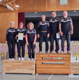 Die Damen- und Herrenmannschaft Blankbogen bei der Siegerehrung