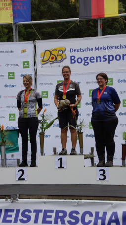 Diana Wiesner auf dem Siegertreppchen bei der DM 3D in Neustrelitz