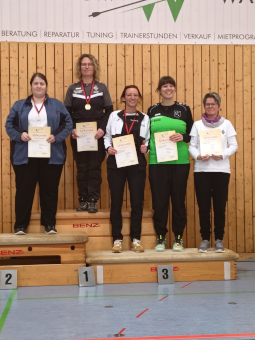 Diana Wiesner bei der Siegerehrung, SIe ist Landesmeisterin in der Blankbogenklasse